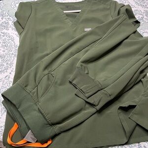 Figs scrub set size medium. One pocket top and jogger bottoms olive great shape